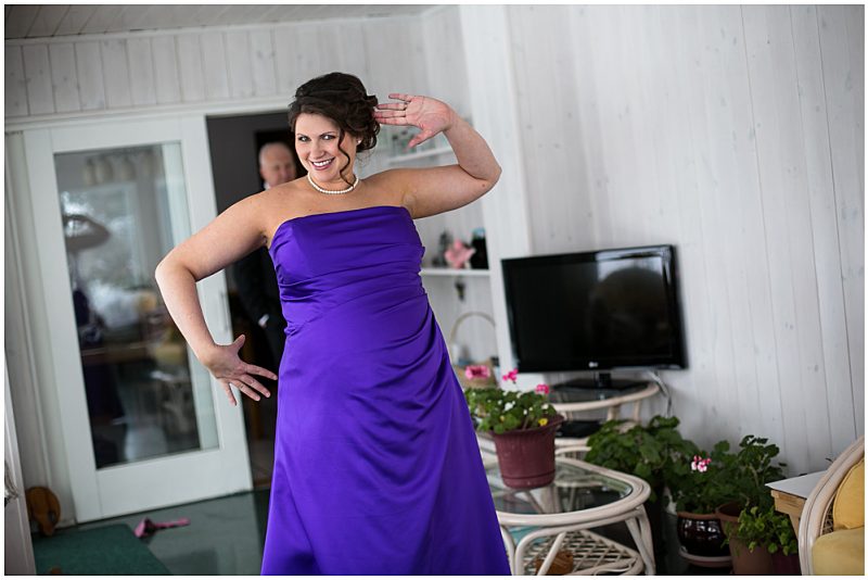 Bridesmaid showing off her baby bump