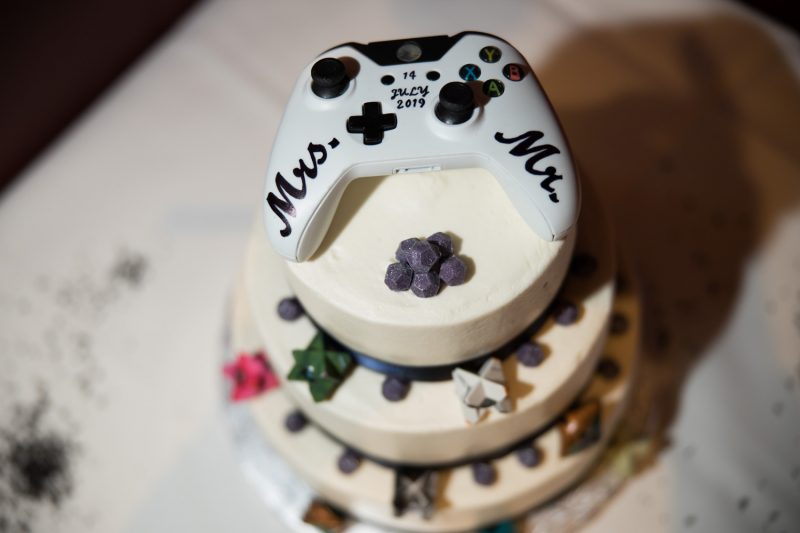 The wedding cake that has a xbox game controller on top