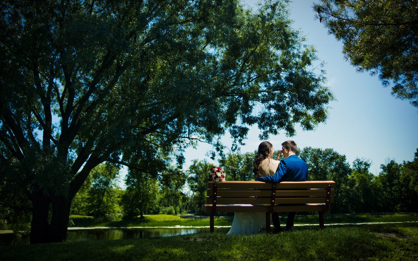 Jessie and Justin cuddling on a park bench